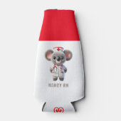 赤い聴診器を持つ可愛いコアラナース ボトルクーラー (正面)