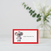 赤い聴診器を持つ可愛いコアラナース 名刺 (スタンド正面)