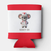 赤い聴診器を持つ可愛いコアラナース 缶クーラー (裏面)