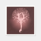 赤い背景でヨガをしている女性。 スタンダードカクテルナプキン (正面)