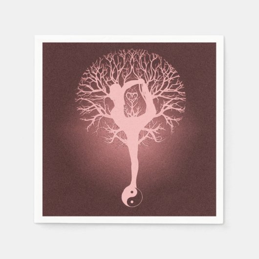 赤い背景でヨガをしている女性。 スタンダードカクテルナプキン (正面)