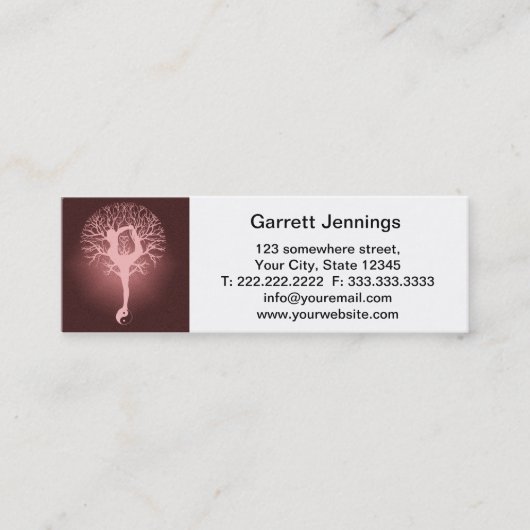 赤い背景とのヨガをしている女性 スキニー名刺 (正面)