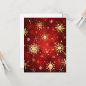 赤い背景にクリスマスのゴールドの雪の結晶 カード (正面/裏面インサイチュ)