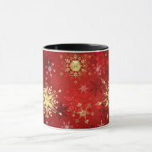 赤い背景にクリスマスゴールデンの雪片 マグカップ (中央)