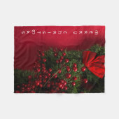 赤い背景にクリスマスツリーと赤い果実 フリースブランケット (正面(横))