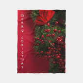 赤い背景にクリスマスツリーと赤い果実 フリースブランケット (正面)