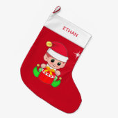 赤い背景にクリスマス小人とギフトボックス ラージクリスマスストッキング (正面 (吊り時))