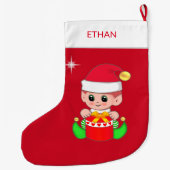 赤い背景にクリスマス小人とギフトボックス ラージクリスマスストッキング (裏面)