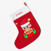 赤い背景にクリスマス小人とギフトボックス ラージクリスマスストッキング (裏面 (吊り時))