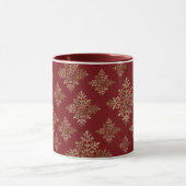 赤い背景に偽物の金色の箔でできた雪の結晶 (実際の箔ではありません) マグカップ (中央)
