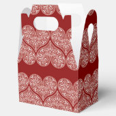 赤い背景に白いレースハート フェイバーボックス (オープン)