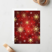 赤い背景に金のクリスマスの雪の結晶 ノートカード (正面/裏面インサイチュ)