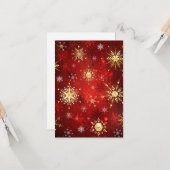 赤い背景に金の雪の結晶が輝くクリスマス カード (正面/裏面インサイチュ)