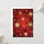 赤い背景に金の雪の結晶が輝くクリスマス カード (正面/裏面インサイチュ)