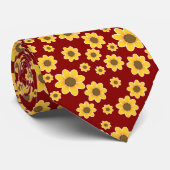 赤い背景に黄色の花のパターン – フローラ ネクタイ (ロール)