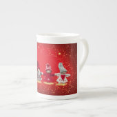 赤い背景のクリスマスの装飾 ボーンチャイナマグカップ (正面右)