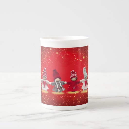 赤い背景のクリスマスの装飾 ボーンチャイナマグカップ (正面)