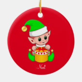 赤い背景のクリスマスエルフ セラミックオーナメント (裏面)
