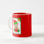 赤い背景のクリスマスエルフ ツートーンマグカップ (正面左)