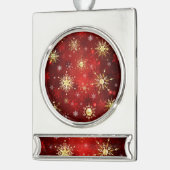赤い背景のクリスマスゴールデンスノーフレーク シルバープレートバナーオーナメント (左)