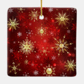 赤い背景のクリスマスゴールデンスノーフレーク セラミックオーナメント (裏面)