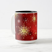 赤い背景のクリスマスゴールデンスノーフレーク ツートーンマグカップ (正面左)