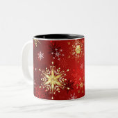 赤い背景のクリスマスゴールデンスノーフレーク ツートーンマグカップ (正面左)