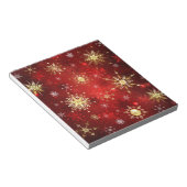 赤い背景のクリスマスゴールデンスノーフレーク ノートパッド (アングル)