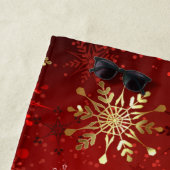 赤い背景のクリスマスゴールデンスノーフレーク ビーチタオル (インサイチュ)