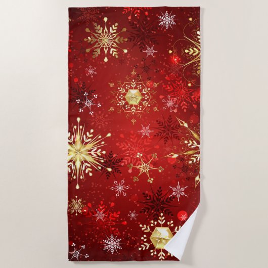 赤い背景のクリスマスゴールデンスノーフレーク ビーチタオル (正面)