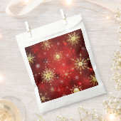 赤い背景のクリスマスゴールデンスノーフレーク フェイバーバッグ (クリップ留めされた状態)