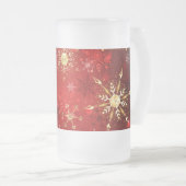 赤い背景のクリスマスゴールデンスノーフレーク フロストグラスビールジョッキ (正面右)