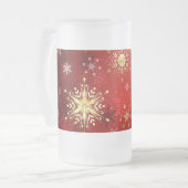 赤い背景のクリスマスゴールデンスノーフレーク フロストグラスビールジョッキ (正面左)