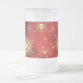 赤い背景のクリスマスゴールデンスノーフレーク フロストグラスビールジョッキ (中央)