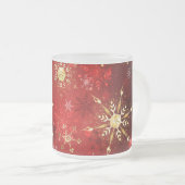 赤い背景のクリスマスゴールデンスノーフレーク フロストグラスマグカップ (正面右)
