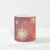赤い背景のクリスマスゴールデンスノーフレーク フロストグラスマグカップ (正面左)