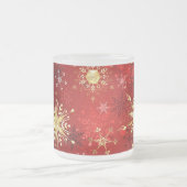 赤い背景のクリスマスゴールデンスノーフレーク フロストグラスマグカップ (中央)