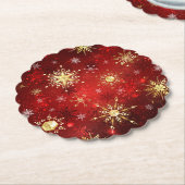 赤い背景のクリスマスゴールデンスノーフレーク ペーパーコースター (アングル)