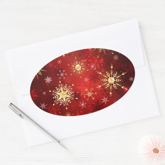 赤い背景のクリスマスゴールデンスノーフレーク 楕円形シール (封筒)
