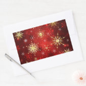 赤い背景のクリスマスゴールデンスノーフレーク 長方形シール (封筒)