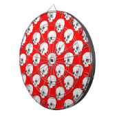 赤い背景のスカルパターン ダーツボード (正面右)