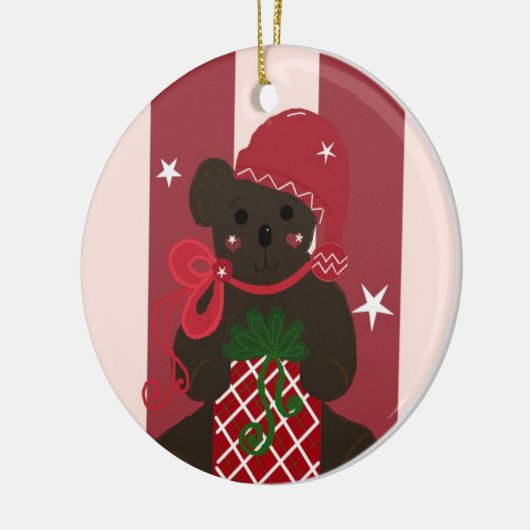 赤い背景の休日テディベアストライプの セラミックオーナメント (左)