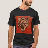 赤い背景の狼の頭  Tシャツ (正面)