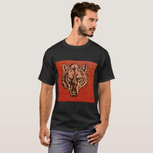 赤い背景の狼の頭  Tシャツ