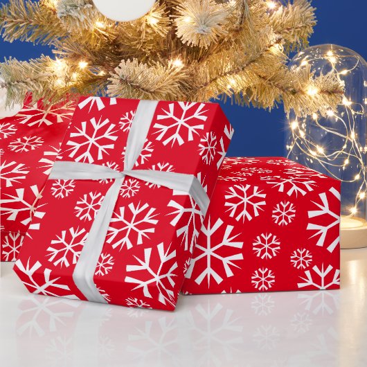 赤い背景の白い雪片パターン ラッピングペーパー (クリスマス)