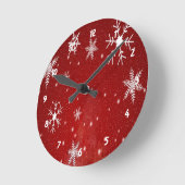 赤い背景の白い雪片 ラウンド壁時計 (傾斜)