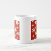 赤い背景の白い雪 コーヒーマグカップ (中央)