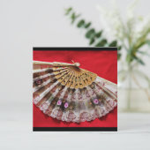 赤い背景の華麗な手持扇子 結婚式 招待状 (スタンド正面)