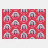 赤い背景の誕生日グリーティングで写真を囲む ラッピングペーパーシート (正面)