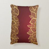 赤い背景の金葉のレース アクセントクッション (裏面(縦))